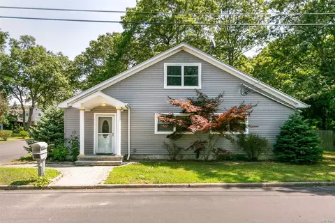6 Cedar St, Patchogue, NY 11772 photo 1