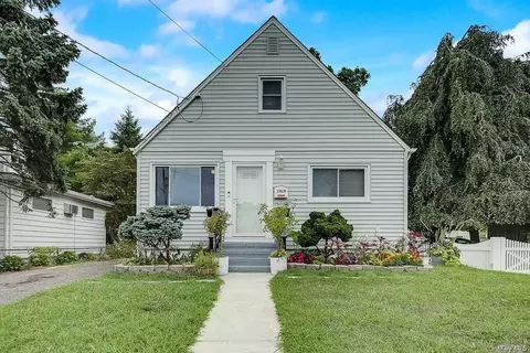 2929 Carnation Ave, Baldwin, NY 11510 photo 1