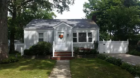 9 Oakleigh St, Patchogue, NY 11772 photo 1