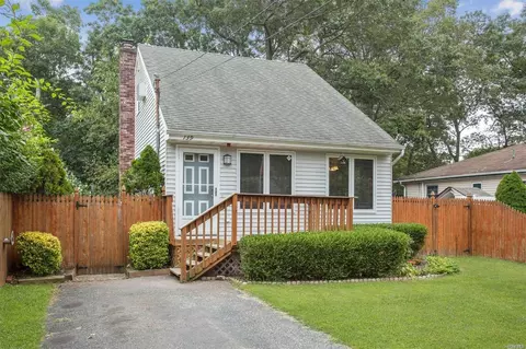 139 Pine St, Patchogue, NY 11772 photo 1