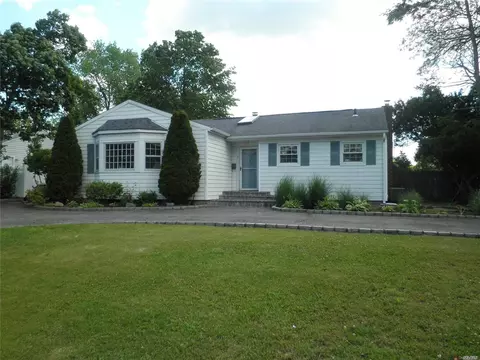 5 Iris Ln, Commack, NY 11725 photo 1