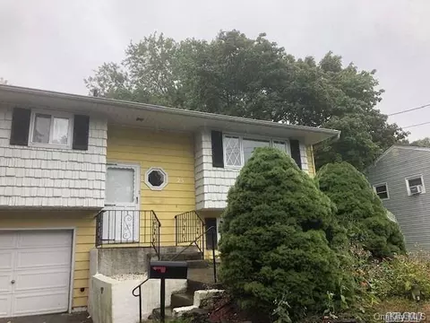 25 Circle Dr E, Brookhaven, NY 11772 photo 1