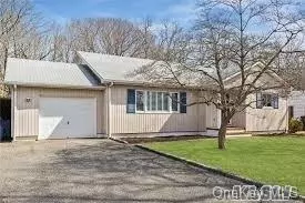 10 Lockitt Dr, Riverhead, NY 11947 photo 1