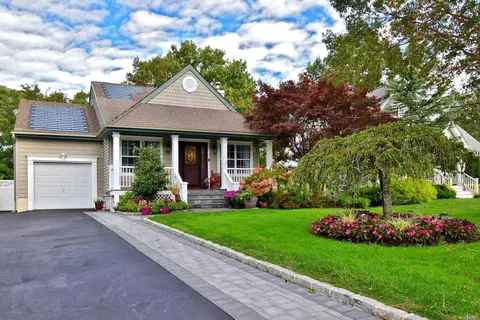 73 Mowbray St, Patchogue, NY 11772 photo 1