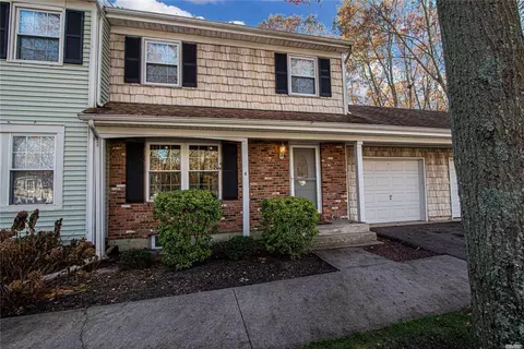 8 Bartlett Commons Cmns, Yaphank, NY 11980 photo 1