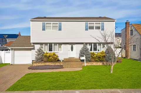 18 Moore Dr, Bethpage, NY 11714 photo 1