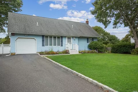 61 Camille Ln, Brookhaven, NY 11772 photo 1