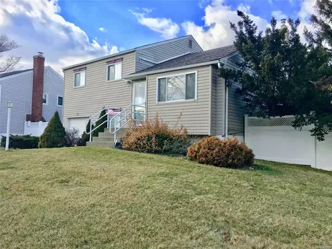 7 Capri, Plainview, NY 11803 photo 1