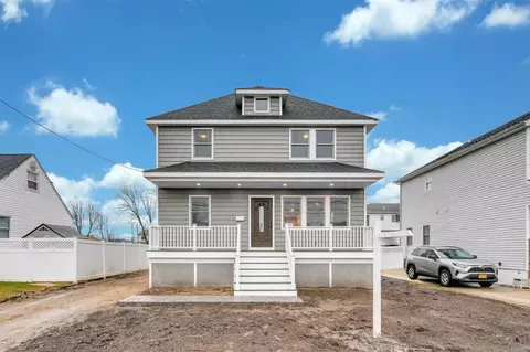 9 Walnut Pl, Lindenhurst, NY 11757 photo 1