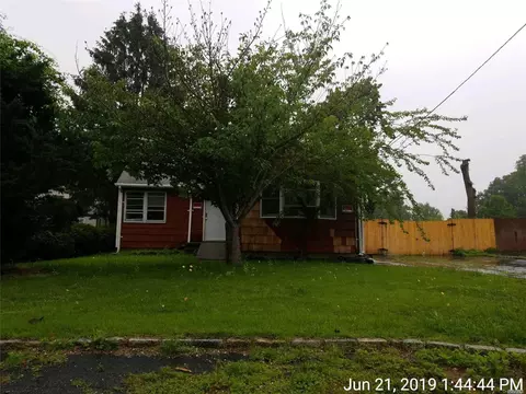 534 Raynor Ave, Riverhead, NY 11901 photo 1