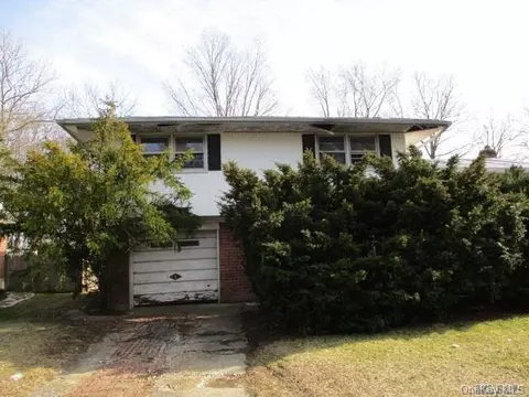 21 Gilbert Ln, Plainview, NY 11803 photo 1