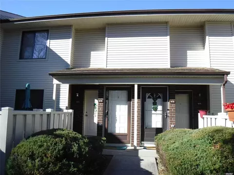 979 Skyline Dr, Coram, NY 11727 photo 1