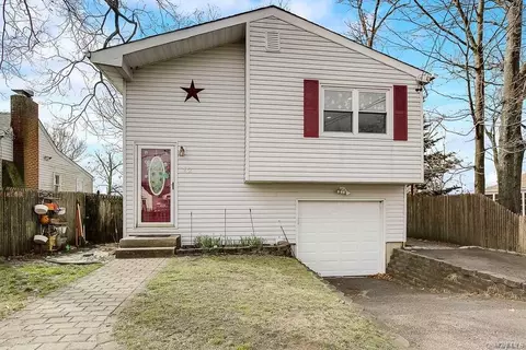 12 Carl Pl, Patchogue, NY 11772 photo 1