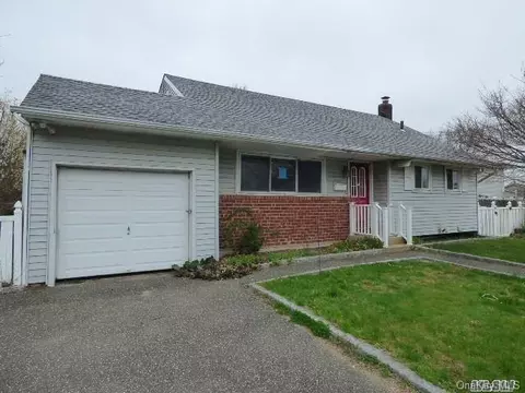 112 E Hampton Rd, Lindenhurst, NY 11757 photo 1