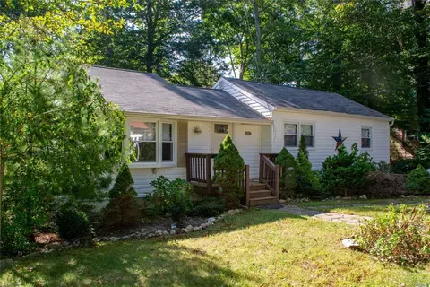 11 Midland St, Riverhead, NY 11901 photo 1