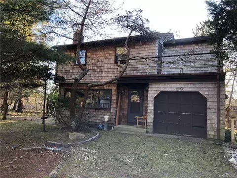 49 Shrubland Rd, Southampton, NY 11968