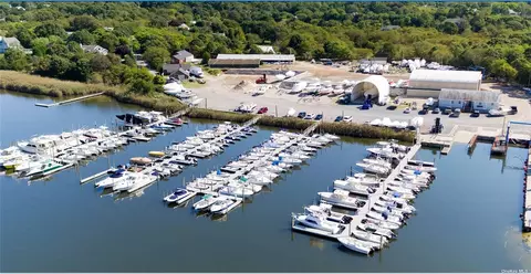 42 Dock Rd, Southampton, NY 11960