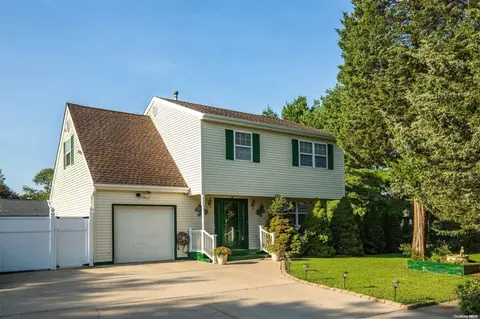 2 Pine St, Central Islip, NY 11722 photo 1
