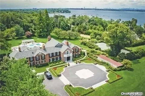 198 Kings Point Rd, North Hempstead, NY 11024