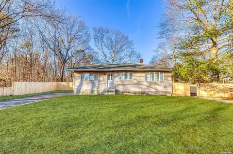 147 Somerset Ave, Mastic, NY 11950 photo 1