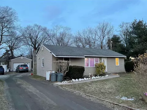 20 Philip St, Riverhead, NY 11901 photo 1