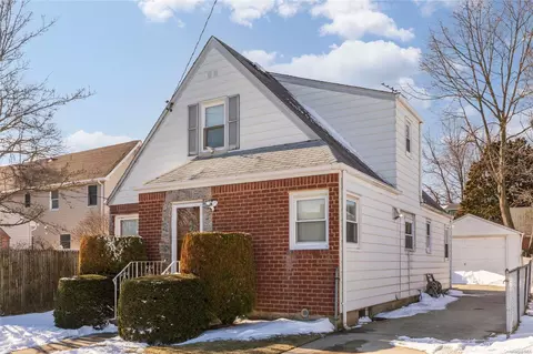 521 S 12th St, North Hempstead, NY 11040