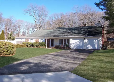 29 Sabre Dr, Selden, NY 11784 photo 1