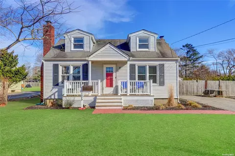 105 Pine Neck Ave, Patchogue, NY 11772 photo 1