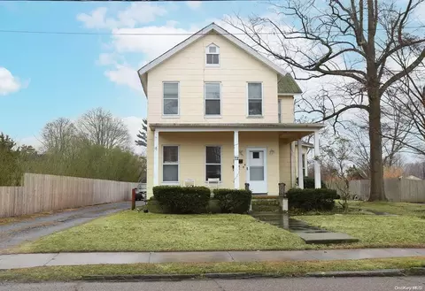 72 Baker St, Patchogue, NY 11772 photo 1