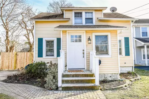 110 E Lakewood St, Patchogue, NY 11772 photo 1