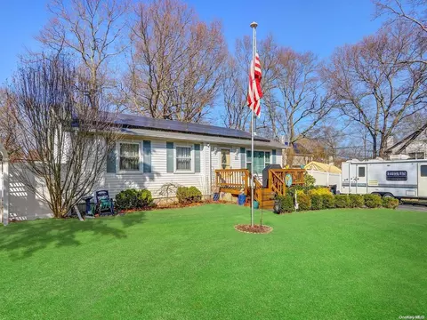 211 Hampton Ave, Mastic, NY 11950 photo 1