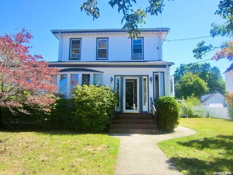 8 1st St, Lynbrook, NY 11563
