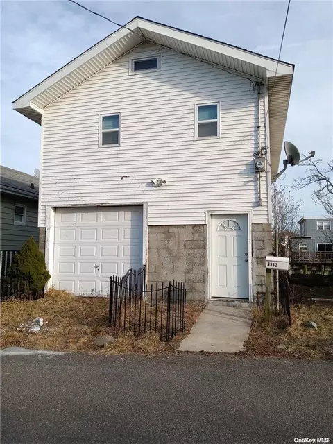 16 Russell St, NY 11414