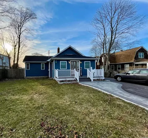 70 Pine Neck Ave, Patchogue, NY 11772 photo 1