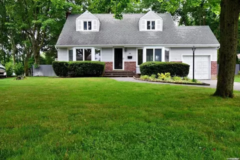 18 Terry Ln, Commack, NY 11725 photo 1