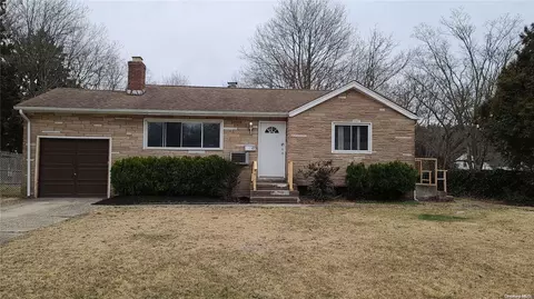 25 Neptune Ave, Brookhaven, NY 11772 photo 1