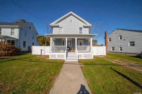 35 Laurel St, Patchogue, NY 11772 photo 1
