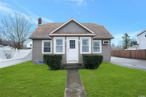 23 Bayview Ave, Brookhaven, NY 11772 photo 1