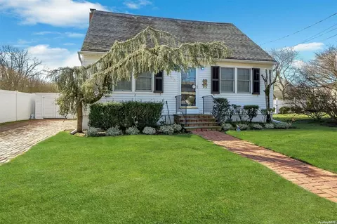 303 E Hoffman Ave, Lindenhurst, NY 11757 photo 1