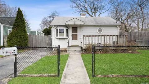 20 Lorring St, Patchogue, NY 11772 photo 1
