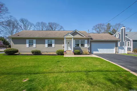 138 Frederick Ave, Babylon, NY 11702 photo 1