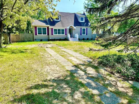 436 W 4th St, West Islip, NY 11795