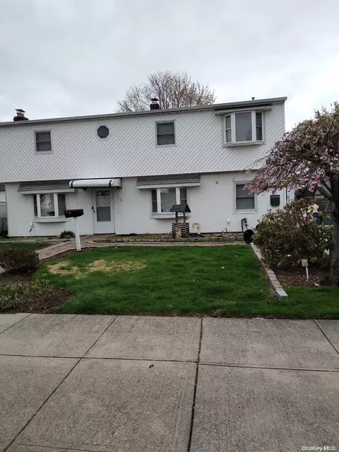 32 Cliff Ln, Levittown, NY 11756
