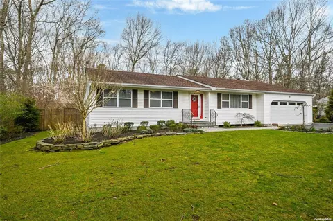 170 Robinson Ave, Patchogue, NY 11772 photo 1