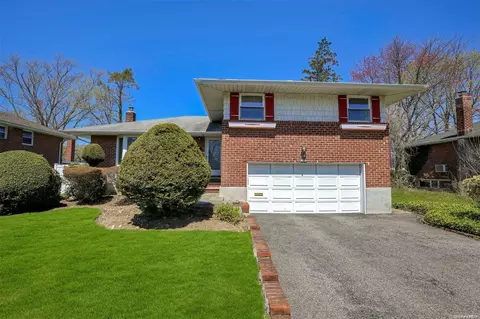 77 Phipps Ln, Plainview, NY 11803 photo 1