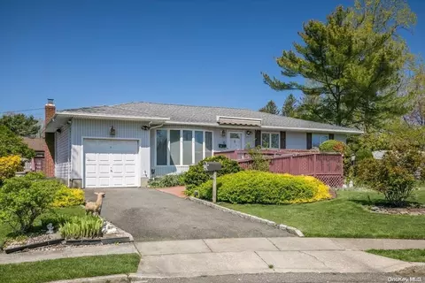 16 Adele Ct, Old Bethpage, NY 11804 photo 1