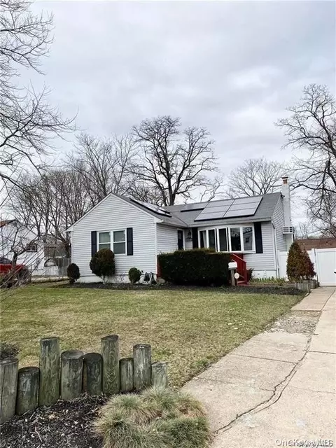 11 E Maple St, Central Islip, NY 11722 photo 1