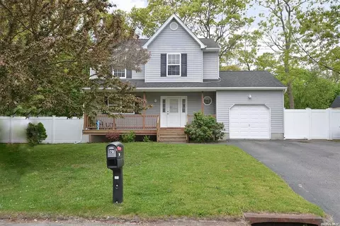 70 Franklin Ave, Mastic, NY 11950 photo 1