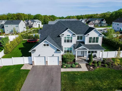 17 Mulberry Ln, Ridge, NY 11961