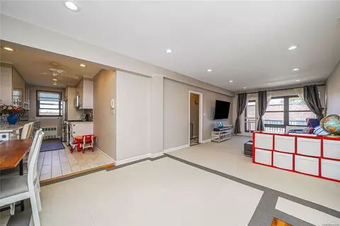 15 Hill Park Ave #3C, North Hempstead, NY 11021
